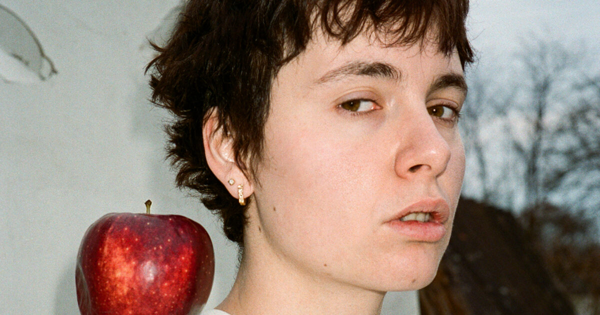 “Mi sono presa spesso troppo sul serio, che sbatti ora basta! I life coach con i ‘5 modi per non farti lasciare’, sono il male. Mentre facevo il disco mi sono sfondata di gelatini e dolci, meraviglioso”: parla Madame