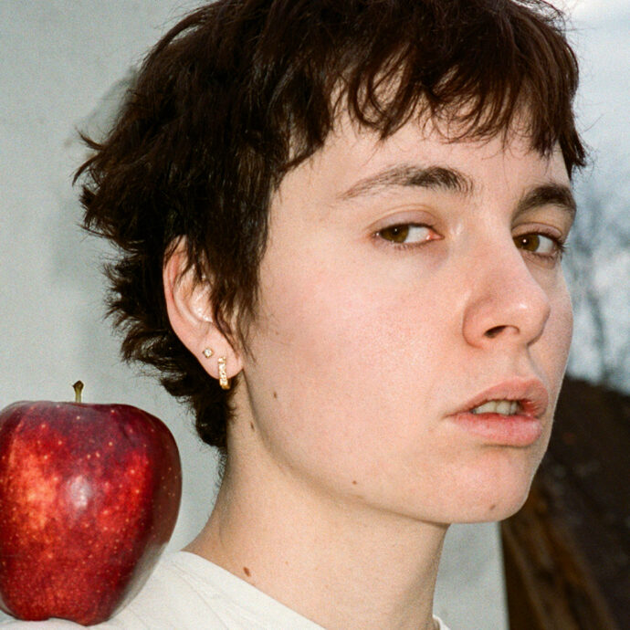 “Mi sono presa spesso troppo sul serio, che sbatti ora basta! I life coach con i ‘5 modi per non farti lasciare’, sono il male. Mentre facevo il disco mi sono sfondata di gelatini e dolci, meraviglioso”: parla Madame