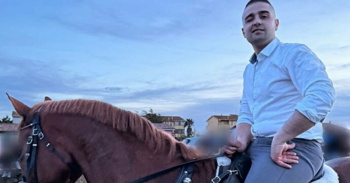 Cade da cavallo alla festa di paese: muore il 25enne Omar Barranca in provincia di Nuoro