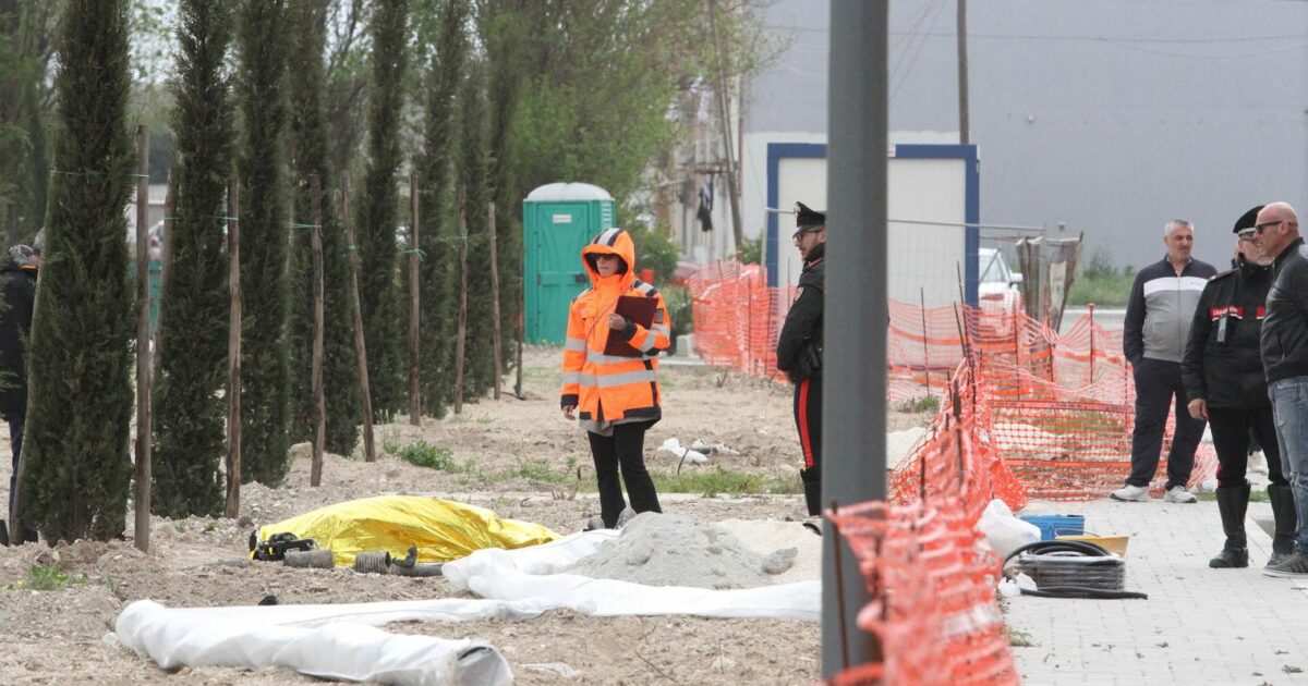 taranto operaio muore sul lavoro a 38 anni colpito da un palo della luce divelto dal vento da Ilfattoquotidiano.it taranto operaio muore sul lavoro a 38 anni colpito da un palo della luce divelto dal vento