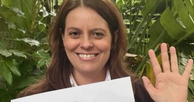 Copertina di Ungheria, chiuso il processo a Ilaria Salis. Lei festeggia dopo la sconfitta di Orbán: “Arrivederci per sempre”