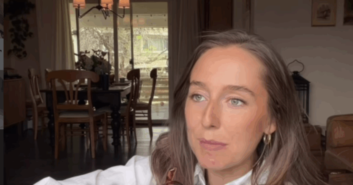 “Ho descritto all’AI la vita dei miei sogni e ora seguo sempre i suoi ordini. Non mi fido di me, Chatpgt decide anche se devo lavarmi i capelli”: la storia di Upgrading Katie