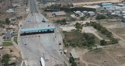 Copertina di Costruiscono un finto casello autostradale e mettono in piedi una truffa milionaria: “Gli automobilisti passavano apposta di lì perché il pedaggio costava la metà”