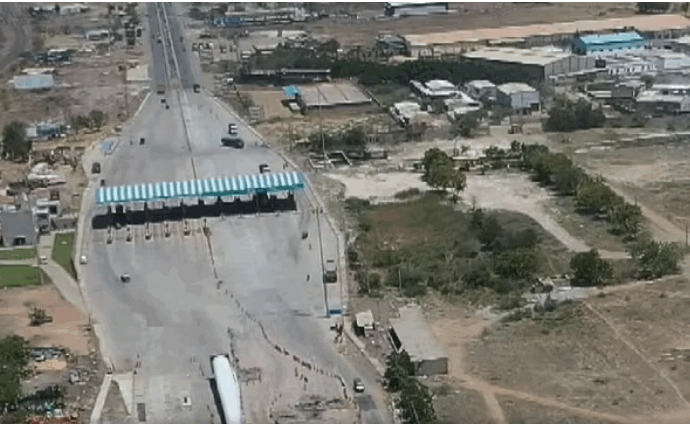 Costruiscono un finto casello autostradale e mettono in piedi una truffa milionaria: “Gli automobilisti passavano apposta di lì perché il pedaggio costava la metà”