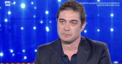 Copertina di “Visti i tempi preferirei restare in Italia. Io ho il mio buen retiro in Puglia, perché è il posto mio del cuore”: Riccardo Scamarcio sulla crisi del carburante e le guerre