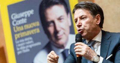 Copertina di Conte insiste sulle primarie nel campo largo: “I dem non si tirino indietro”