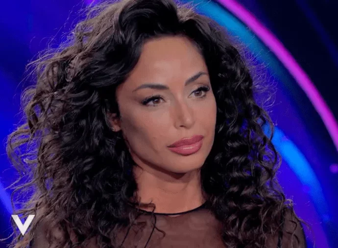 Raffaella Fico in lacrime a Verissimo: “Con Armando Izzo era tutto rose e fiori, poi è tornato a casa un giorno e ha detto che voleva stare da solo. Per me è inspiegabile”