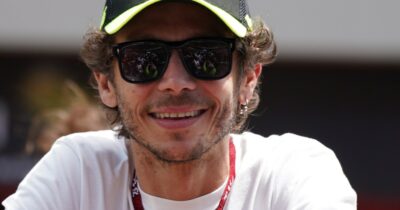 Copertina di “Mi ha chiamato da dietro, ‘Vale’. C’era un po’ di gente. Dopo però non siamo andati ad Arcore”: Valentino Rossi racconta il suo incontro con Berlusconi