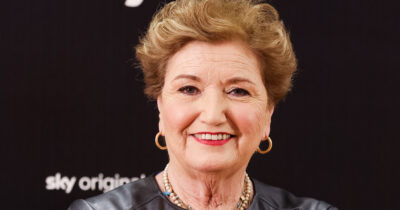 Copertina di Mara Maionchi: “Ho preso a cinghiate Adriano Pappalardo, mi faceva girare le balle. La morte? Mi dispiace che finisca questa vita. Ho perdonato il tradimento, non si può rovinare una famiglia per una sera o un momento”