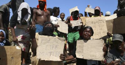 Copertina di “Picchiano anche le persone ferite”. “Noi violentate di continuo e ammanettate”: 33 testimonianze raccontano la tratta di donne migranti tra Tunisia e Libia