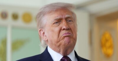 Copertina di Trump attacca Meloni: “Sono scioccato, non vuole aiutarci nella guerra. Io inaccettabile sul Papa? Lei lo è”. E critica ancora Prevost