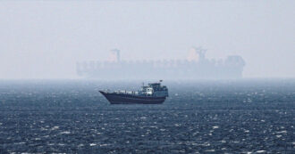 Copertina di Hormuz, la nave da crociera Msc Euribia passa dopo 45 giorni di attracco forzato a Dubai