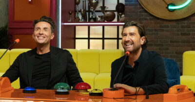 Copertina di “Se il pubblico è ancora in sala anche con la guerra alle porte, significa che la voglia di ridere c’è sempre, soprattutto nei momenti difficili”: così Alessandro Siani. Pintus: “Il politicamente corretto è finito, grazie anche a Checco Zalone”