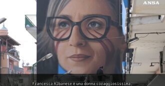 Copertina di Il nuovo murale di Jorit a Napoli è per Francesca Albanese: “Donna coraggiosa che sfida i potenti del mondo, è un esempio”