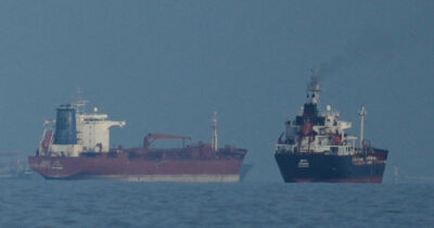 Copertina di Petroliera cinese attraversa Hormuz dopo il blocco Usa. Xi presenta un piano di pace in 4 punti. Anche Vance attacca il Papa