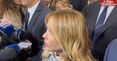 Copertina di “Non mi sento a mio agio nelle società dove i leader religiosi fanno quello che dicono i politici”. Meloni torna sull’attacco di Trump a papa Leone