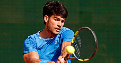 Copertina di Alcaraz supera anche un problema al polso: vittoria all’esordio a Barcellona, è agli ottavi