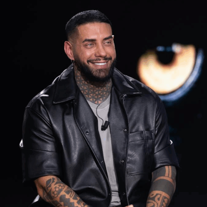 “Quanti interventi di chirurgia estetica ho affrontato? Ho perso il conto. Orecchie, naso, zigomi e denti… Sembra che c’ho una tazzina di latte in bocca”: Francesco Chiofalo a Belve