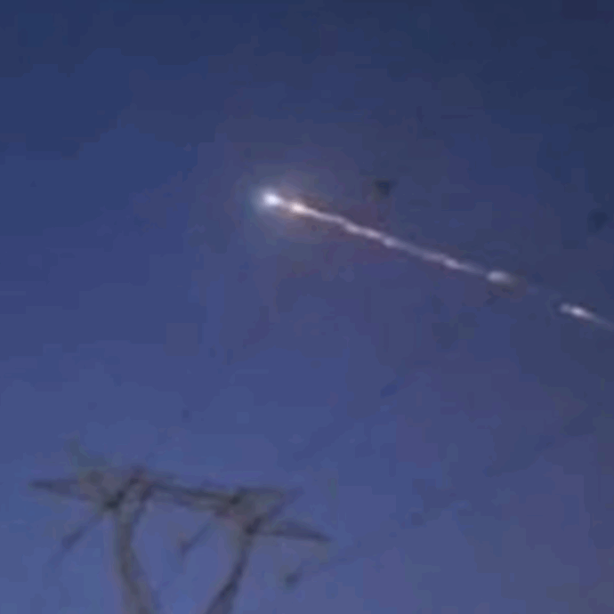 Una scia luminosa illumina i cieli del Sud Italia all’alba, lo spettacolo è bello ma si tratta di “space debris”: cos’è e perché non c’è alcun pericolo per chi si trova a Terra