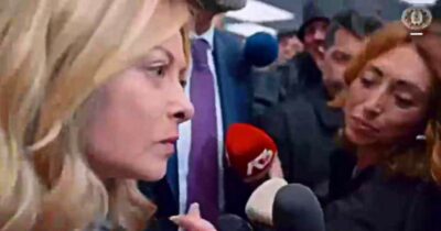 Copertina di Meloni cerca i microfoni del Tg1 per l’annuncio: “Sospeso il rinnovo automatico dell’accordo di difesa con Israele”