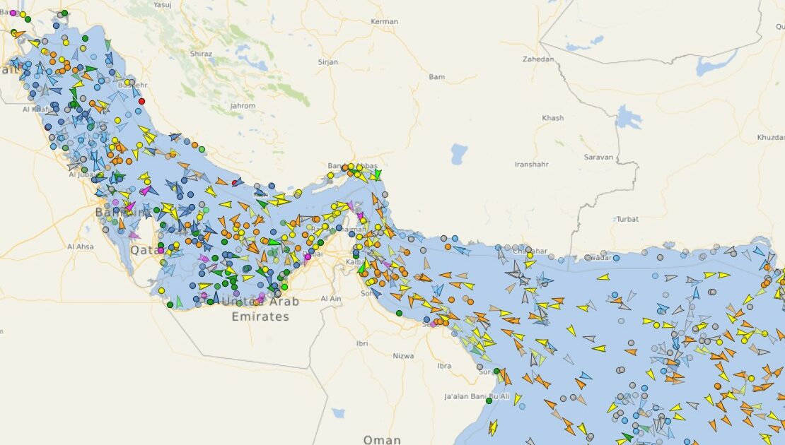 “Traffico nello stretto di Hormuz invariato nel primo giorno di blocco voluto da Trump”