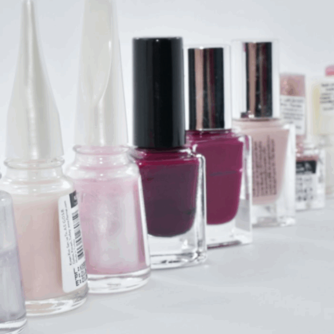 Smalti, profumi e dentifrici: cosa cambia dal 1° maggio secondo le regole Ue