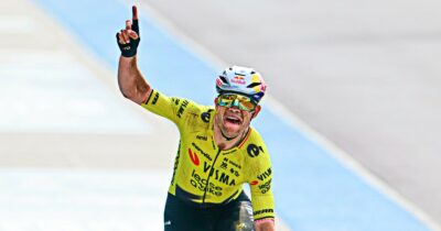 Copertina di “Non riesco a dormire”: il messaggio nella notte dopo la Parigi-Roubaix. Van Aert mantiene la promessa e dedica il successo a Goolaerts, morto nel 2018