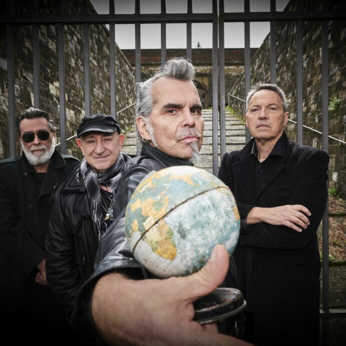 “Politici e governi sono manovrati dai poteri occulti. Dobbiamo insorgere e farci sentire. Ai ragazzi diciamo ‘bisogna farsi il c**o!'”: il ritorno dei Litfiba – IL VIDEO