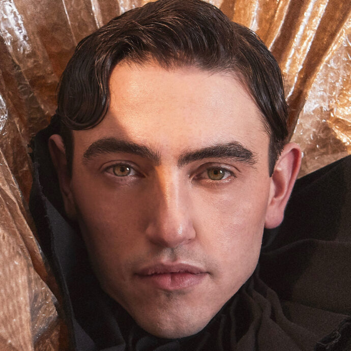 Michele Bravi: “Perché se voglio diventare padre lo deve decidere un estraneo? Spiace che Papa Leone abbia detto a Trump ‘non voglio aprire un dibattito’, poteva schierarsi contro. Ho scritto canzoni felici, scusatemi”