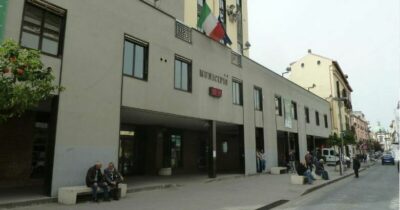 Copertina di Firme false per le elezioni a Giugliano, indagati anche due parlamentari tra cui un componente dell’Antimafia