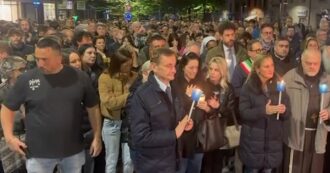 Copertina di Omicidio Giacomo Bongiorni, migliaia di persone alla fiaccolata a Massa. Su uno striscione “no alla violenza” in diverse lingue