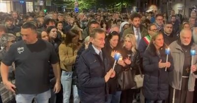 Copertina di Omicidio Giacomo Bongiorni, migliaia di persone alla fiaccolata a Massa. Su uno striscione “no alla violenza” in diverse lingue