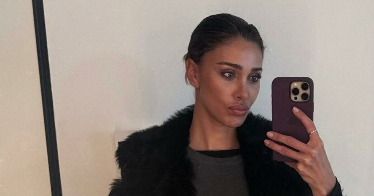 Belén Rodríguez fa l’esame di italiano per ottenere la cittadinanza: le foto tra i banchi di scuola con “Notte prima degli esami” in sottofondo