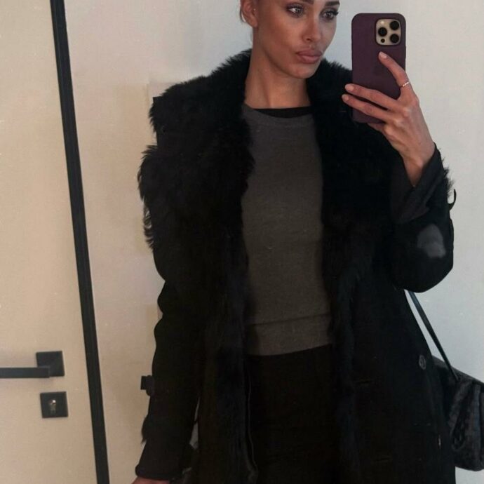 Belén Rodríguez fa l’esame di italiano per ottenere la cittadinanza: le foto tra i banchi di scuola con “Notte prima degli esami” in sottofondo