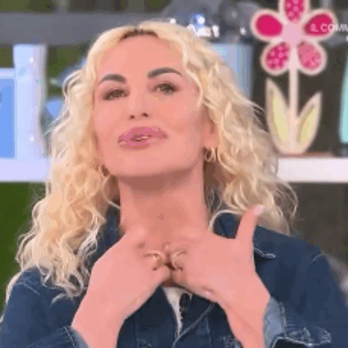 “Mi sono un po’ adirata, sono rimasta male perché abbiamo fatto un collegamento col povero Amodei in un loculo…”: lo sfogo di Antonella Clerici a È sempre mezzogiorno