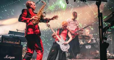 Copertina di “I ragazzi oggi sono confusi, sbandati, manipolati. I boomer non capiscono una minc**a, noi 50enni siamo i più lucidi. I rettiliani si nascondono o sono brutti o non hanno i cogl***i”: Morgan riaccende i Bluvertigo