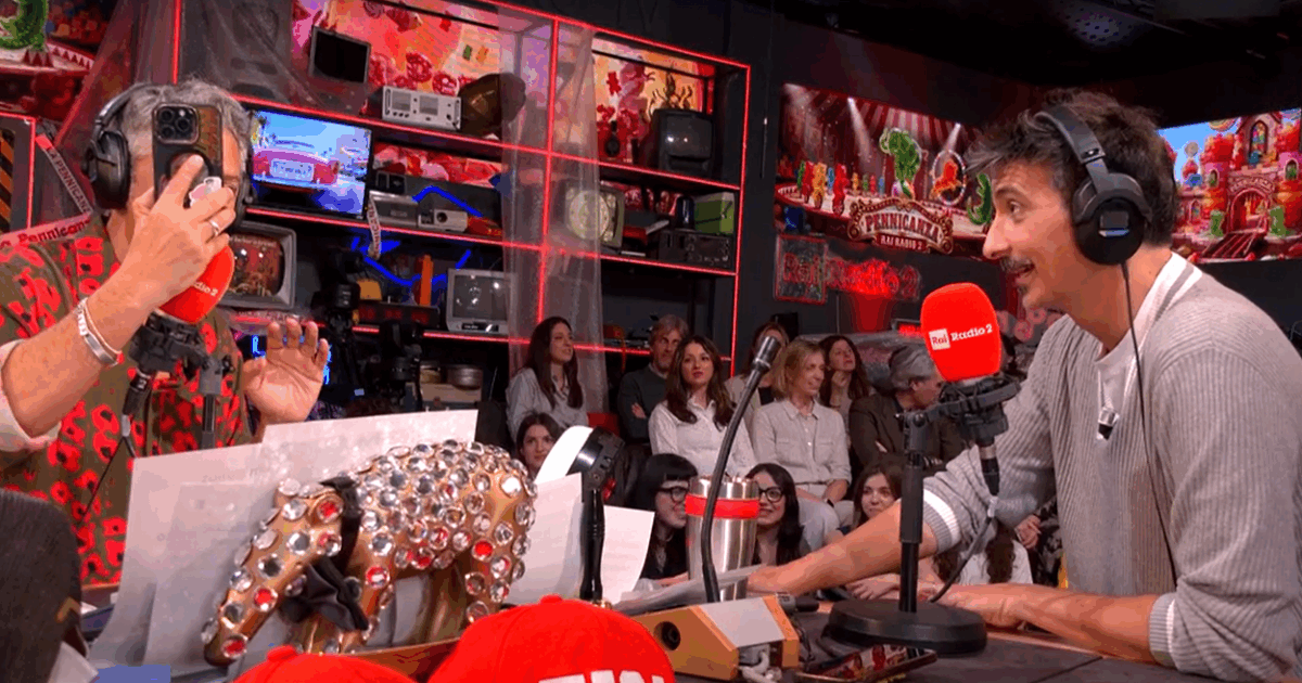 Fiorello chiama Giorgia Meloni in diretta a La Pennicanza. Lei risponde prima con un messaggio: “Sono impegnata. Che succede?”, poi arriva un vocale con uno “ciaoooo”