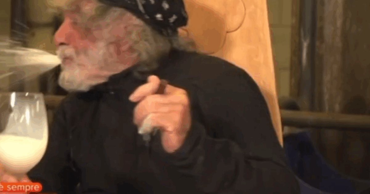 Mauro Corona si collega in diretta da una stalla, beve del latte e lo sputa: “C’era dentro una formica”. Il video virale