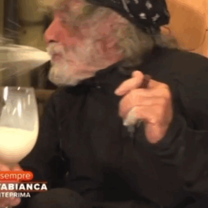 Mauro Corona si collega in diretta da una stalla, beve del latte e lo sputa: “C’era dentro una formica”. Il video virale