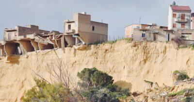 Copertina di Frana di Niscemi, indagati gli ultimi 4 presidenti siciliani: c’è anche il ministro Musumeci. Sono accusati di disastro colposo e danneggiamento