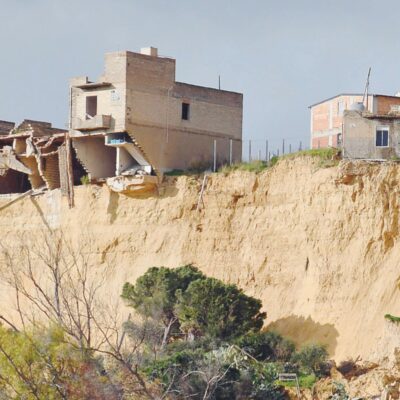 Copertina di Frana di Niscemi, indagati gli ultimi 4 presidenti siciliani: c’è anche il ministro Musumeci. Sono accusati di disastro colposo e danneggiamento