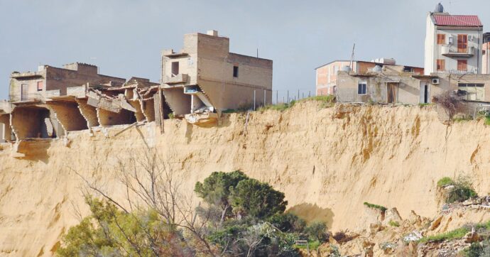 Frana di Niscemi, indagati gli ultimi 4 presidenti siciliani: c’è anche il ministro Musumeci. Sono accusati di disastro colposo e danneggiamento