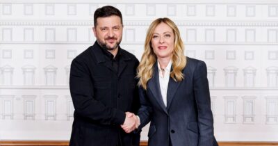 Copertina di Meloni a Zelensky: “Facciamo i droni”. E va a Parigi sull’Iran