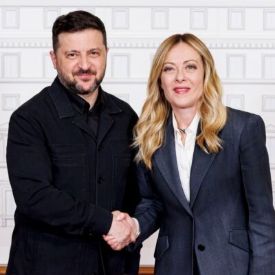 Copertina di Meloni a Zelensky: “Facciamo i droni”. E va a Parigi sull’Iran