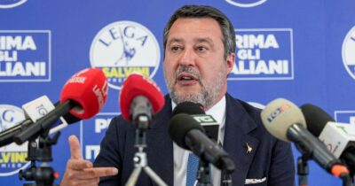 Copertina di Salvini in crisi fa la piazza anti-Ue  e si aggrappa a trattori e harleysti