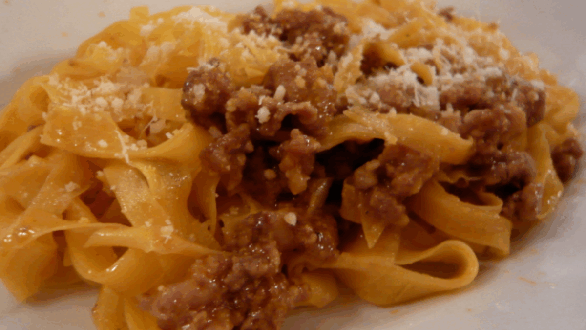 “Ma cosa è una frittata?”: lo chef spagnolo stellato Nandu Jubany ha rivisitato il “sacro” ragù con tre uova. Polemiche furiose per la provocazione in cucina