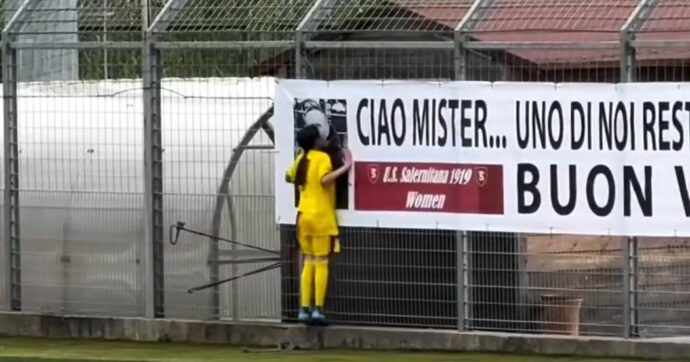 Segna il gol e corre a baciare la foto del suo allenatore morto: il gesto della giovane calciatrice della Salernitana | Video