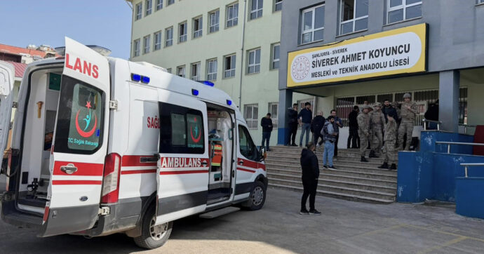 Turchia, sparatoria in una scuola media: 4 morti e venti feriti. È il secondo caso in due giorni: ieri 16 feriti in un liceo