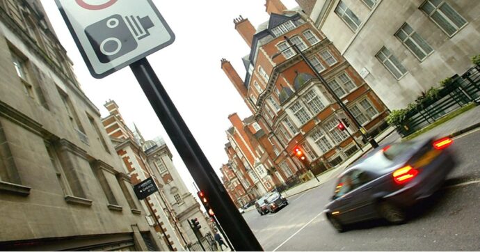 Multe record con l’Intelligenza Artificiale, in Inghilterra svolta sui controlli stradali. Ed è polemica