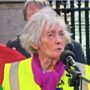 Copertina di A 91 anni attraversa l’Irlanda a piedi: la protesta dell’attivista Lelia Doolan contro i voli militari Usa